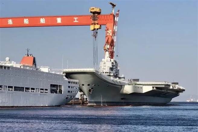 目前正在大连造船厂进行最后阶段整备工作的大陆首艘国产航母。（图／新浪军事）