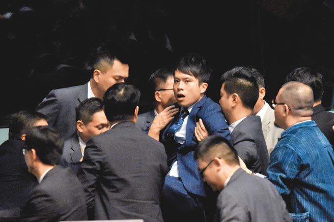 香港民主黨立法會議員鄺俊宇（中）昨遭3名疑似陸籍男子襲擊，頸椎當場受傷。（中新社）