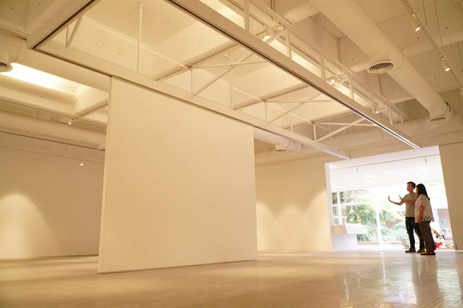 新竹縣文化局美術館在經過為期5個月的整修後，重新開幕，整理過後的空間視覺更加寬敞、明亮。（莊旻靜攝）