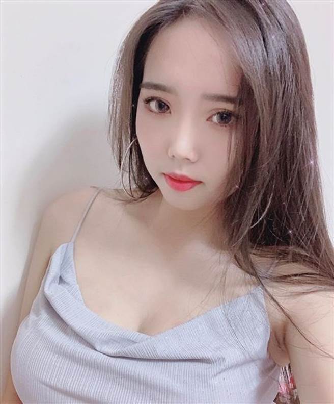 日前爆红的的海军正妹，在网红黑男的陌生人配对节目中，凭着一身逆天长腿，以及雪白豪乳，令人不禁讚嘆好身材。（摘自赵芸IG）