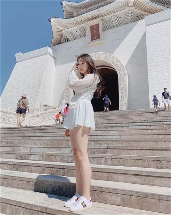 赵芸，现年23岁，身高170公分，更透露有D奶傲人上围，是现役海军。（摘自赵芸IG）