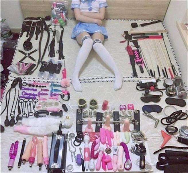 网友PO出「真人版情趣开箱」图，床上长腿妹神秘的绝对领域疑似曝光。(摘自脸书爆怨公社)