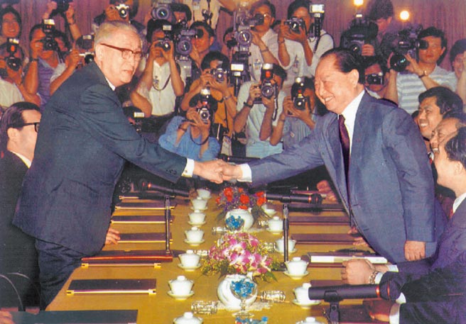 1993年，时任海基会董事长辜振甫（左）与大陆海协会会长汪道涵，在新加坡举行「辜汪会谈」。（本报系资料照片）