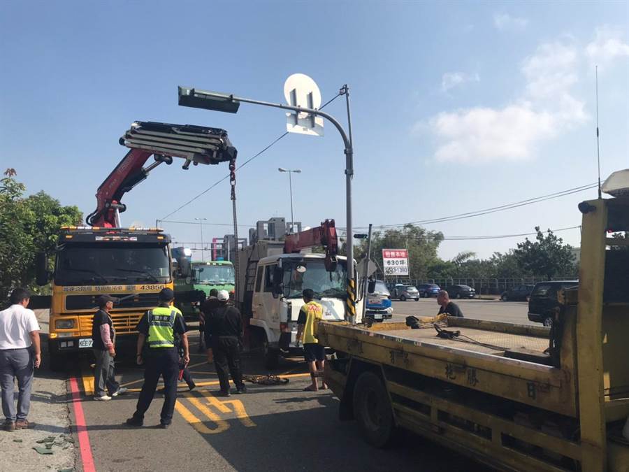 台中市沙鹿向上路6段長下坡路段發生追撞事故。（讀者提供／陳淑娥台中傳真）