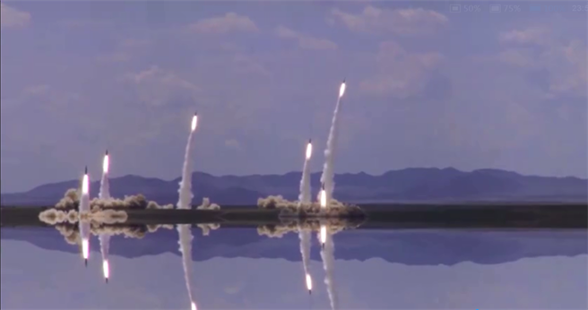 题为「在新中国成立70周年之际，向共和国缔造者致敬！」的中共火箭军视频，集中展示了多种导弹的试射画面。（图／火箭军视频截图）