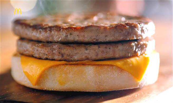 麦当劳的「猪肉满福堡加蛋」是店内招牌之一，深受民眾喜爱，甚至公认是麦当劳早餐最好吃的一款。（摘自麦当劳YouTube频道）