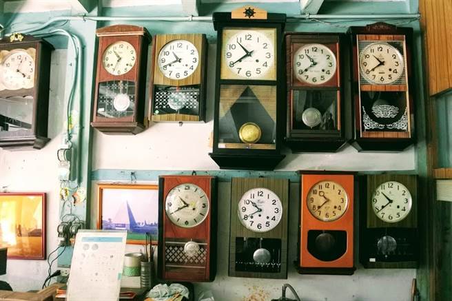 菁寮老街上百年的「瑞榮鐘錶店」，可欣賞古董時鐘，聽時鐘奏起美妙交響曲。