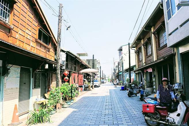 菁寮老街雖是一條日治時期保留下的街道，雖短短不到200公尺，一磚一瓦仍保留原汁原味的真實風貌。