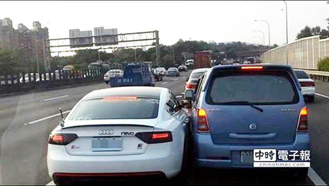 本篇故事主角，开车在道路上被逼车，气氛凝重之际还收到逼车驾驶传来的讯息。（示意图／中时资料库）