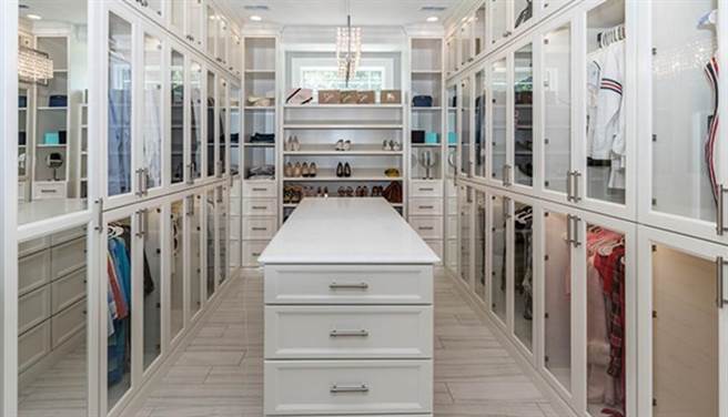 以衣服而言，只要两年内没再穿到，她就会淘汰而鞋子买了却不合脚，即使再新、再漂亮都要处理掉。（图片来源：Pixabay）