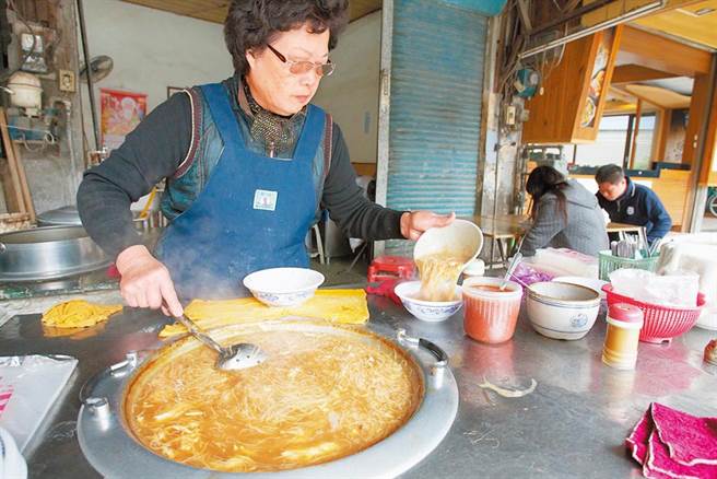 麵线糊是鹿港着名小吃，随处可见且口味各异。（陈志东／摄影）