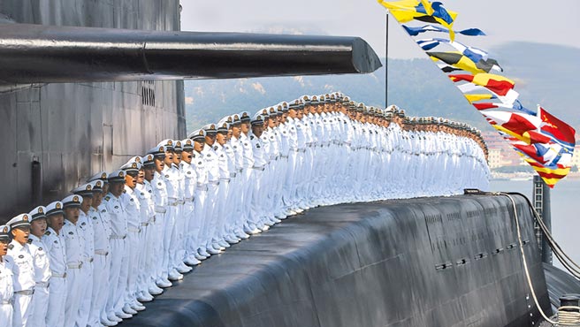 大陆北海舰队某潜艇基地的受阅核潜艇官兵。（中新社资料照片）