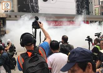 示威者佔軒尼詩道 警施放多枚催淚彈