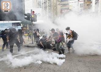 反送中示威者站軒尼詩道 警施放催淚彈