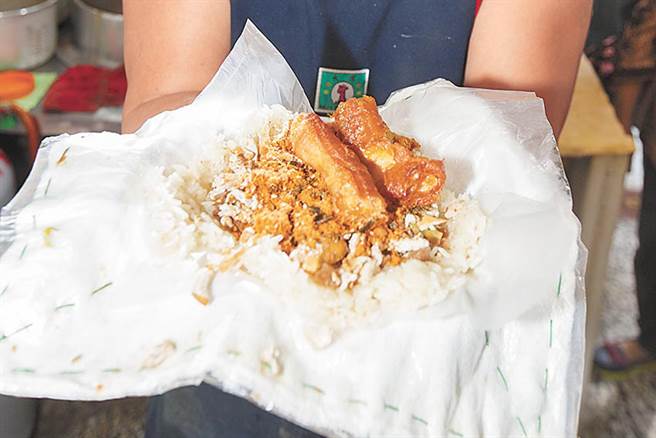 一名網友表示自己購買2個台式飯糰，價格讓他驚呼吃不起。（示意圖／資料照，杜宜諳攝）