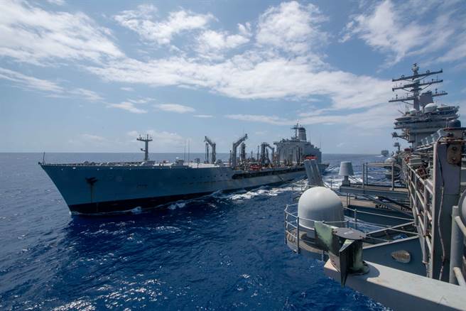 美国航母「雷根」号9月25日在南海接受油水补给舰「埃里克森号」（USNS John Ericsson，T-AO 194）补给的画面。（美国海军）