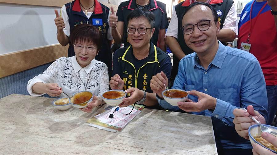 化解換柱心結，前國民黨主席洪秀柱（左一）在前新北市長朱立倫（右一）陪同下，到台南一家小吃店吃碗稞。（程炳璋攝）