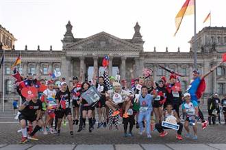 台灣精品創意跑隊征服柏林馬拉松 披LOGO斗篷行銷全世界