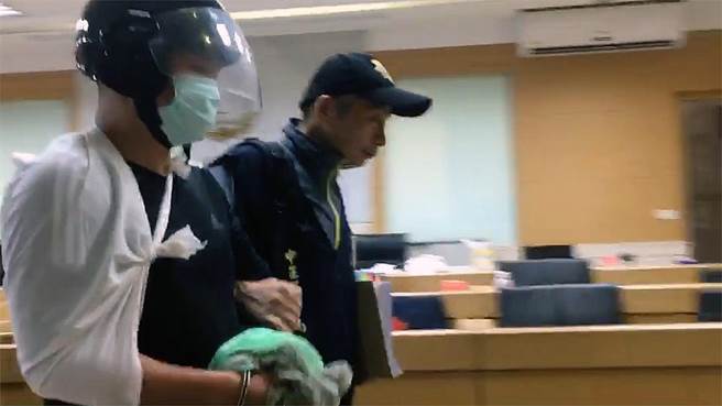 46岁胡志伟（戴安全帽者）在新北市板桥一间消防工程行担任负责人，同时也是大陈岛文化促进会理事长，昨向香港歌手泼漆后遭警方以公然侮辱等4罪移送北检复讯。（翻摄照片／李文正台北传真）