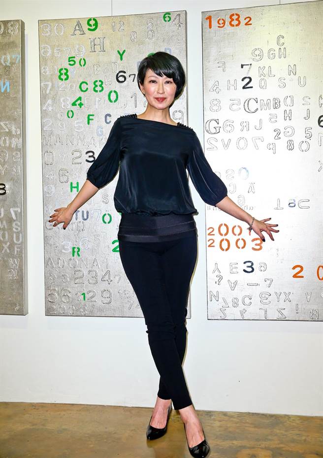 图为杨林2013年6月画展开幕，身后的数字画一幅卖25万。（林弘斌摄）