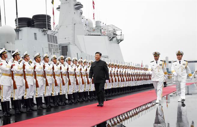 2019年4月23日習近平在慶祝中共海軍成立70週年海上閱兵活動中檢閱海軍部隊。（圖／新華社）