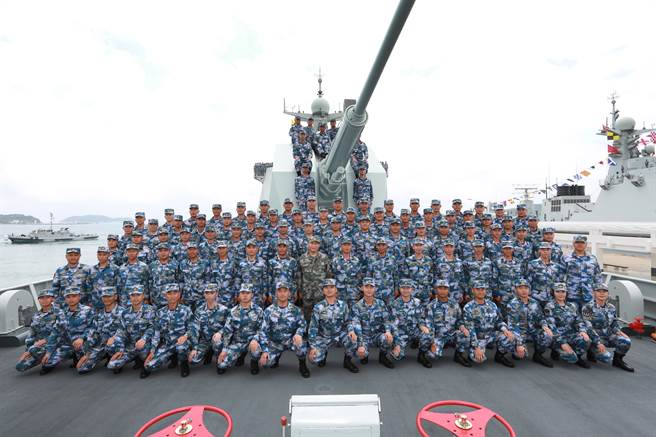 2018年4月12日習近平在三亞的南海海域進行海上閱兵後，與受閱部隊長沙艦官兵合影。（圖／新華社）