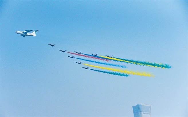 大陸民眾拍攝到北京「十一」大閱兵彩排的空警-500預警機與殲-20編隊飛行。（圖／新浪微博@航空物語）