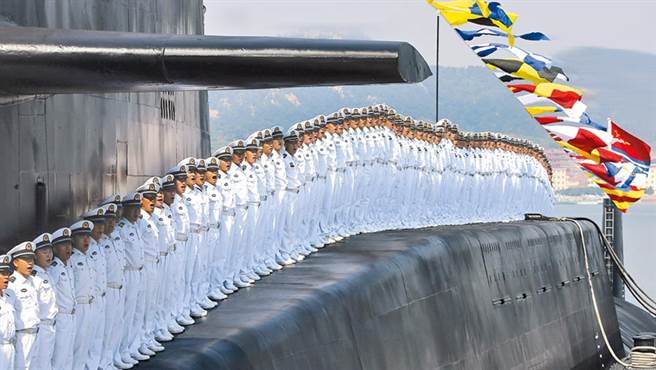 大陆北海舰队所属潜艇基地的受阅核潜艇官兵。（图／中新社）