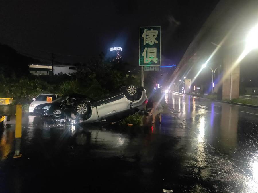 蔡男疑因閃車失控打滑，整台車仰天翻覆。（翻攝照片／戴上容新北傳真）