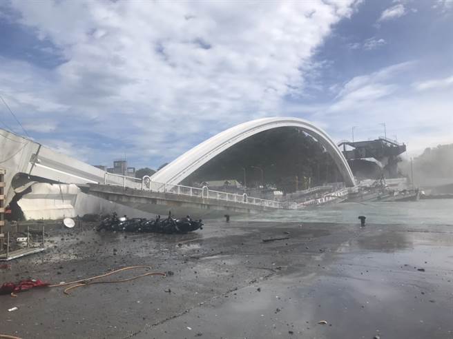 宜蘭南方澳跨海大橋坍塌。（民眾提供）