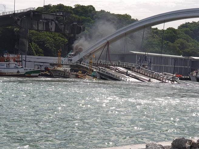 惊悚！宜兰南方澳跨海大桥1日上午9时30分左右发生断裂。（摘自爆废公社二社）