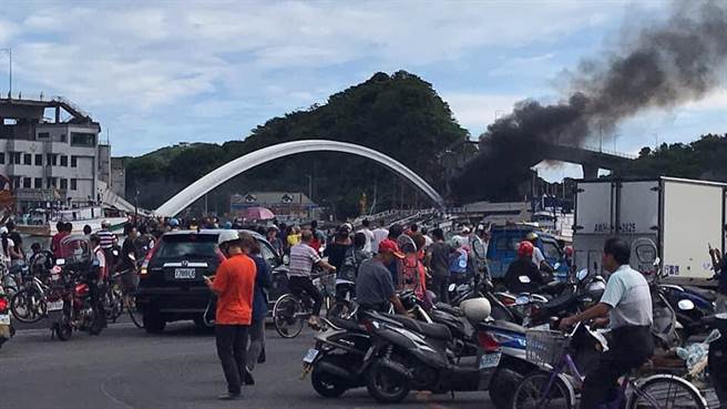 大桥崩塌瞬间画面一曝光，网路上掀起疯狂讨论，也有不少民眾前往事发当场回报灾情。（摘自爆废公社二社）