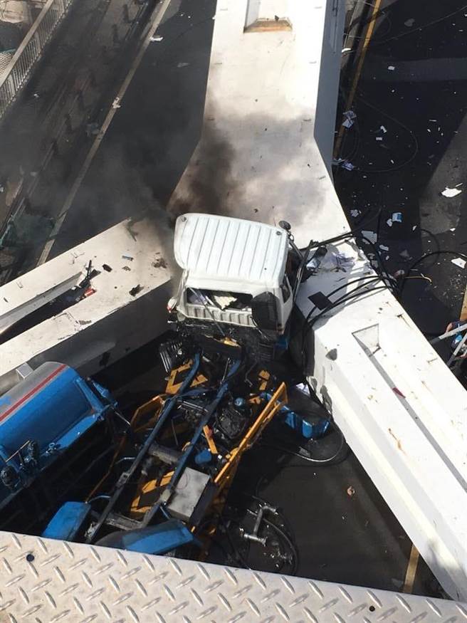 脸书《爆废公社二社》有网友陆续PO出照片提供灾情画面，其中油罐车被大桥压在底下的画面怵目惊心。（摘自爆废公社二社）