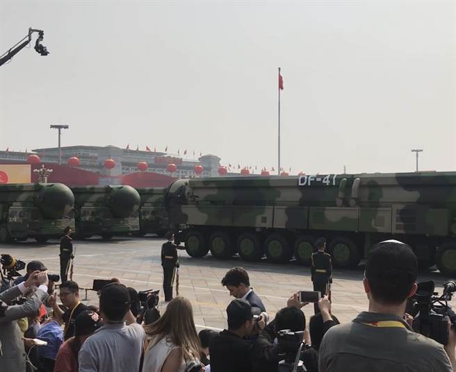 十一阅兵首度亮相东风-41洲际飞弹。记者张国威摄