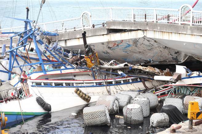 宜兰县南方澳跨港大桥今天上午惊传坍塌意外。（王英豪华摄）