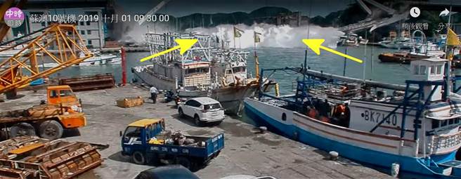 恐怖！海巡直击桥塌瞬间，彷佛地震来袭。箭头指崩塌瞬间。(影片截图／海巡提供)