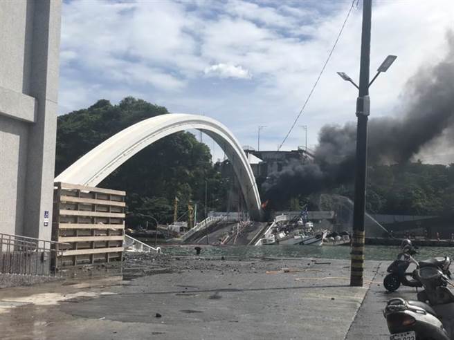 南方澳大桥突断裂。（苏澳镇公所提供）