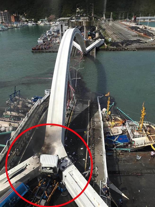 南方澳大桥坍塌，油罐车遭压起火冒出黑烟。（照片来源：苏澳镇公所脸书）