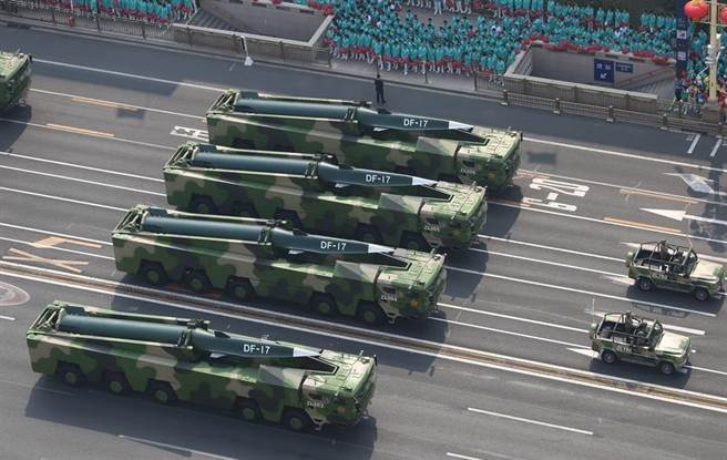 大陆首款高超音速弹道导弹东风-17，首次在建政70周年大阅兵中公开亮相。（图／环球网）