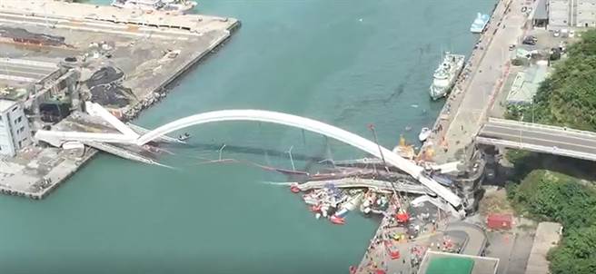 空勤总队表示，国搜中心申请宜兰南方澳桥梁坍塌紧急空勘任务。（空勤总队提供／叶书宏宜兰传真）