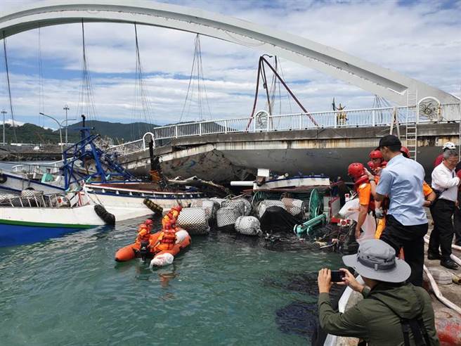 宜兰南方澳大桥崩塌，三搜渔船遭桥面重压沉入水底。(图/海巡提供)