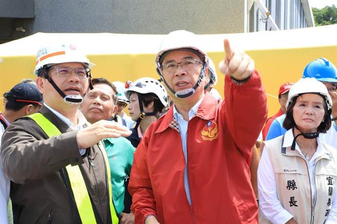南方澳大橋上午坍塌，交通部長林佳龍(左)趕往現場。（交通部提供）