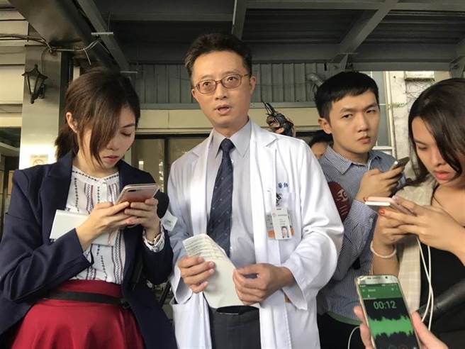 羅東博愛醫院醫療副院長林志銘講述病患情況。（張穎齊攝）