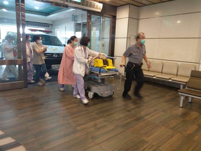 張姓油罐車駕駛被送往羅東博愛醫院急救。（羅東博愛醫院提供）