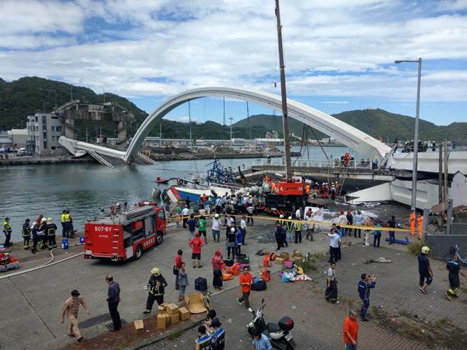 图为宜兰南方澳跨港大桥断桥现场。（资料照片 李忠一摄）