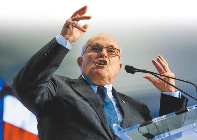 美国总统川普的「猪队友」私人律师朱利安尼9月29日再度大爆内幕，指中情局出身的国务卿蓬佩奥知道川普曾打电话向乌克兰总统泽伦斯基施压，以调查竞选对手、前副总统拜登父子。（美联社）