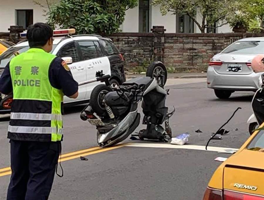 9月30日下午中市大墩六街，發生一起「離奇」車禍，一輛機車當街倒栽蔥立在大街上，姿勢怪異，被路人PO在臉書上。（摘自南屯大小事臉書）