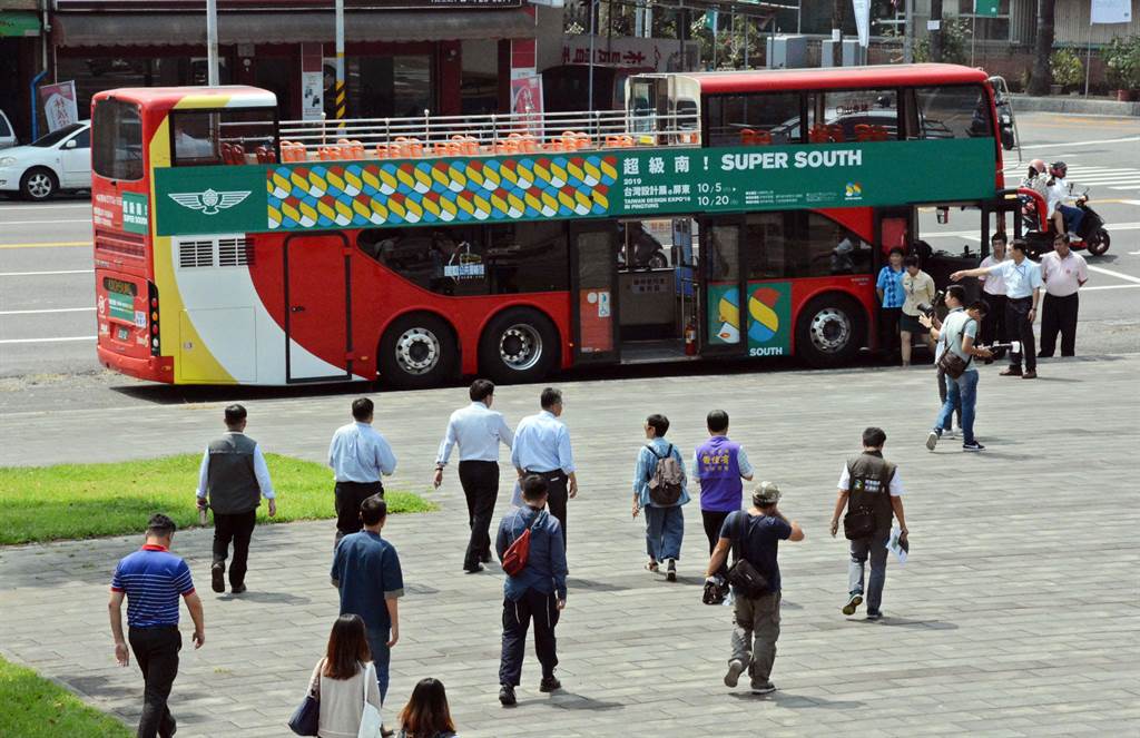 台灣設計展屏縣府推出雙層巴士觀光服務，讓民眾以不同視野免費遊覽屏東市區。（林和生攝）