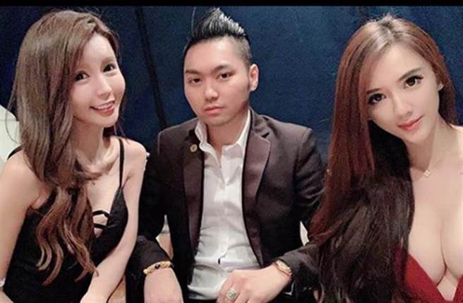 自称「亚洲直播天王」的连千毅(中)，后宫为争宠闹翻天。（图／连千毅脸书）