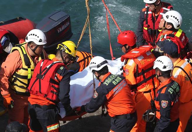 南方澳断桥意外造成重大伤亡，搜救人员将渔工遗体打捞上岸。（范扬光摄）